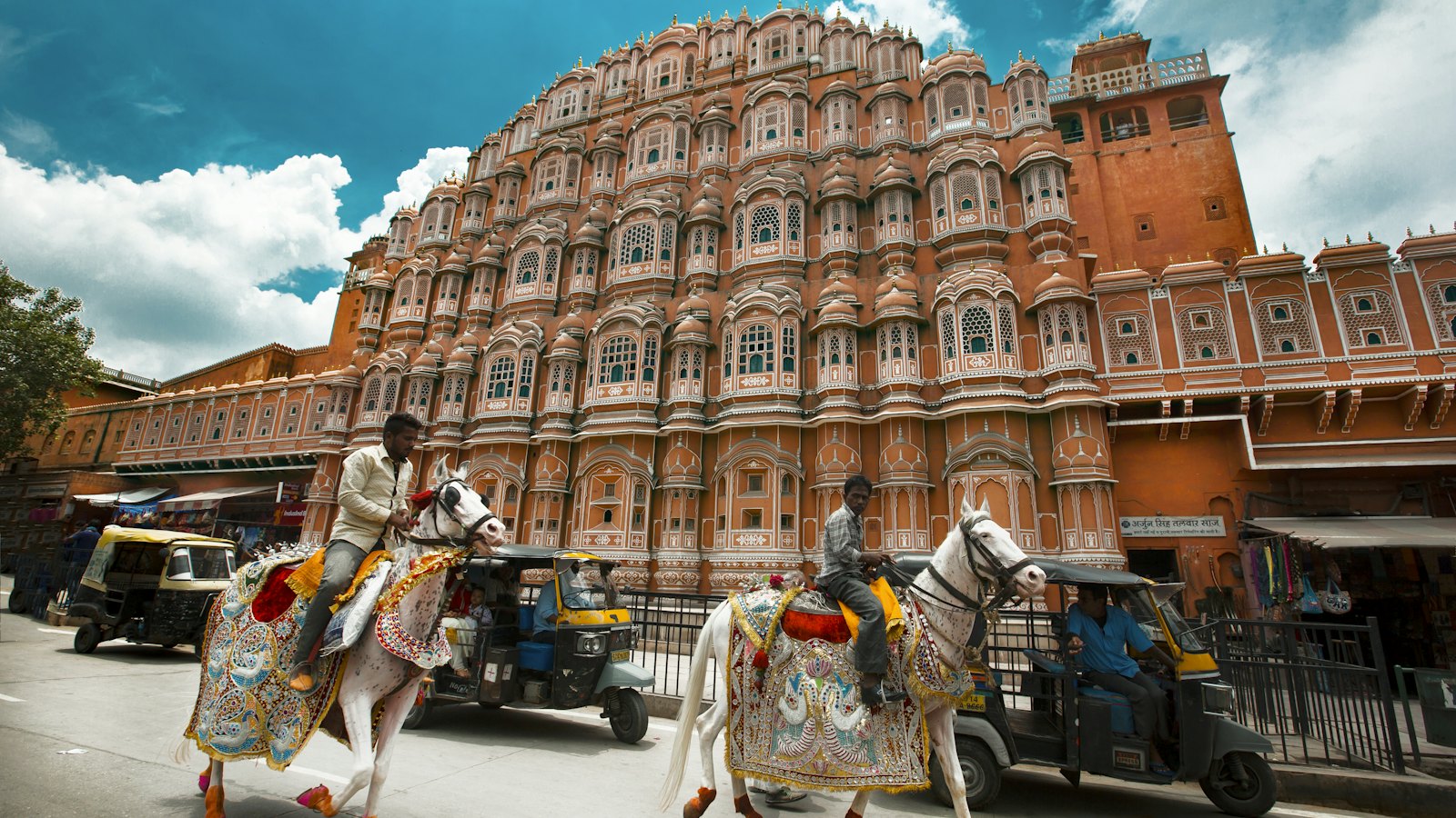 Hawa Mahal in Jaipur with decorated horses on the street